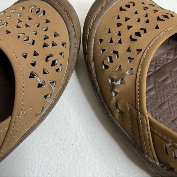 Muk Luk Sport Sandy Light Brown Cut Out Details Flat Loafer Moccasin Women 8 EVA - Picture 12 of 16